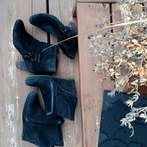2 Black ankle boots (suede)